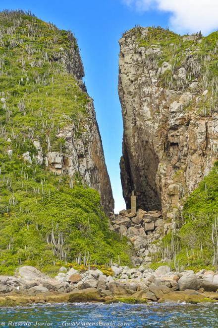 Imagem aproximada da linda fenda na grande pedra de Arraial.